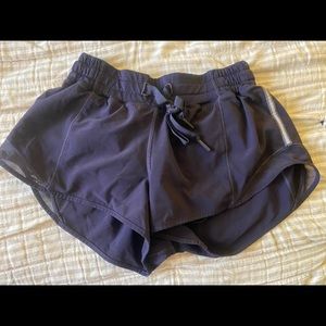 Lulu Lemon Hotty Hot Size 4 2.5 inch inseam